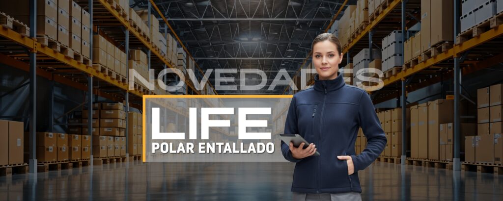 Polar entallado básico. Tejido microfibra. Cierre central con cremallera completa. 